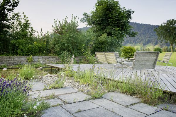 Sitzplatz einer naturnahen Gartengestaltung.