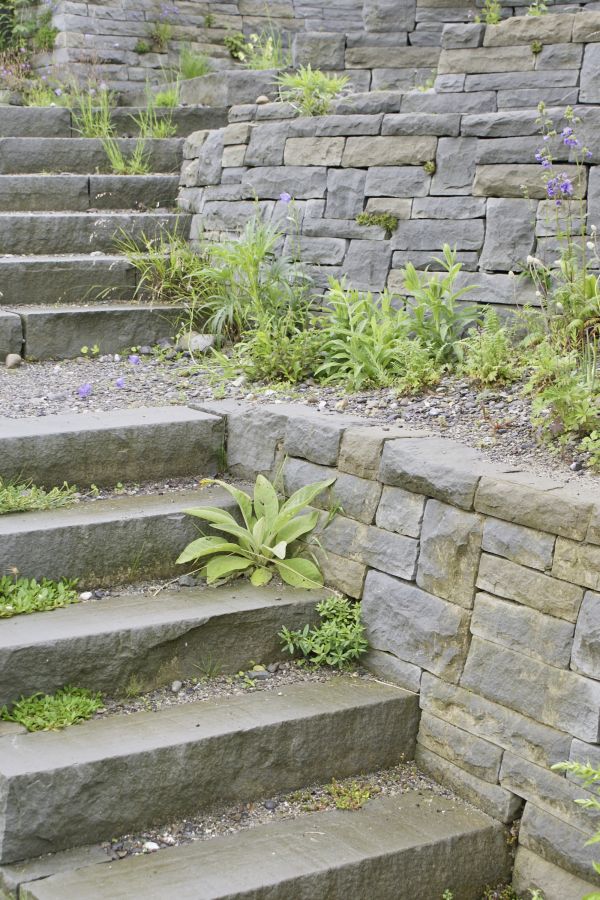 Natürliche Treppe und Mauer eines umweltfreundlichen Gartens.
