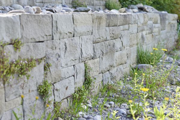 Mauer im ökologischen Garten.